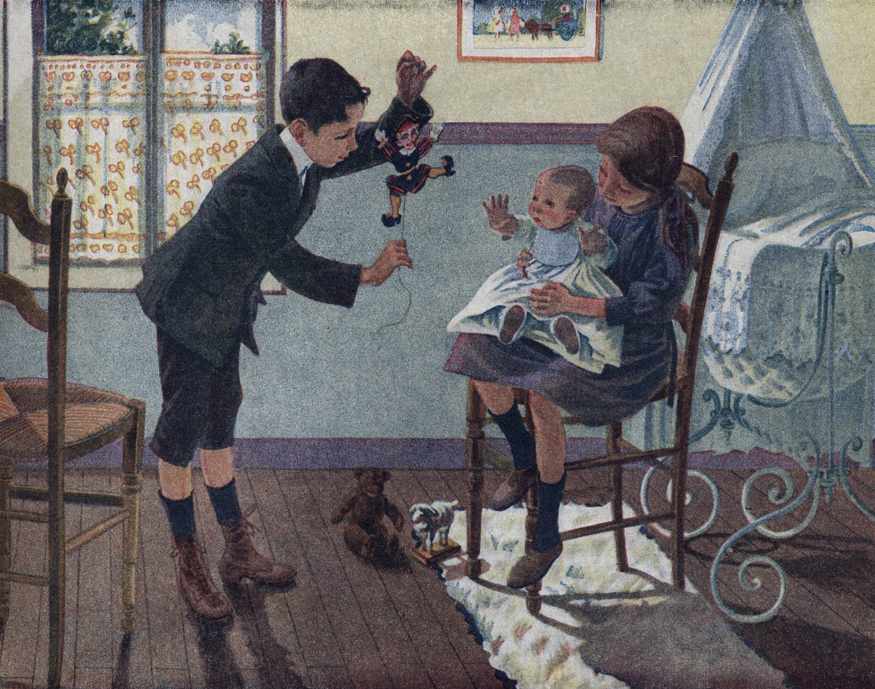 Küçük kardeşin eğitimi: Bir odada ablasının kucağında oturan bir bebek, kardeşinin uyandırdığı kuklaya bakar. “Je sais Lire””de Robert Salles (1871-1929) tarafından yapılan illüstrasyon. by Robert Salles