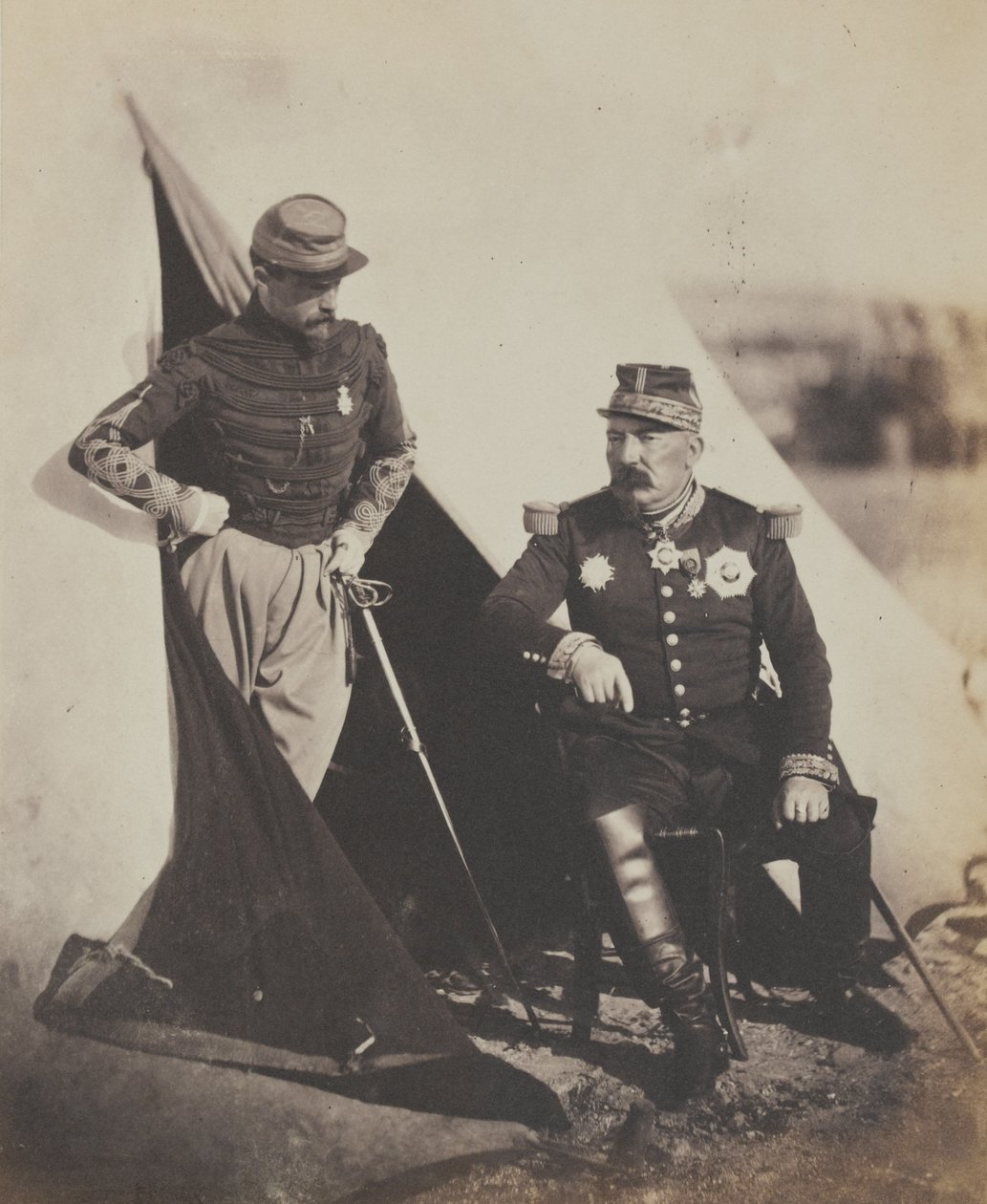 General Pierre Bosquet (1810-61) ve Kaptan Dampierre, Kırım Savaşı ile ilgili 52 fotoğraftan oluşan bir albümden by Roger Fenton