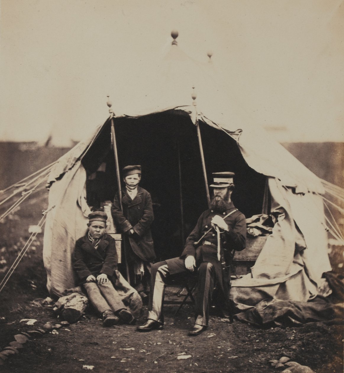 Yarbay Studholme Brownrigg, CB ve Russian Boys, Kırım Savaşı ile ilgili 52 fotoğraftan oluşan bir albümden, 1855 by Roger Fenton