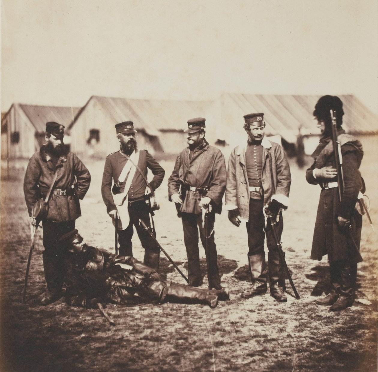 Korgeneral William Munro ve Subaylar 39. (Dorsetshire) Ayak Alayı, 1855 Kırım Savaşı ile ilgili 52 fotoğraftan oluşan bir albümden by Roger Fenton