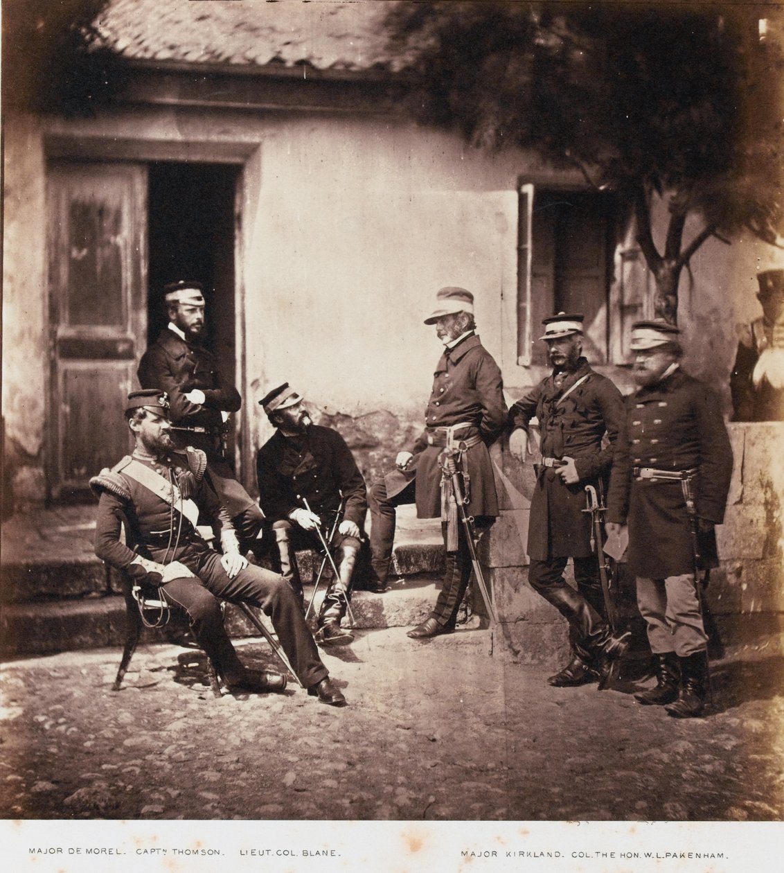 Tümgeneral James Bucknall Bucknall Estcourt ve Personel, 1855 Kırım Savaşı ile ilgili 52 fotoğraftan oluşan bir albümden by Roger Fenton