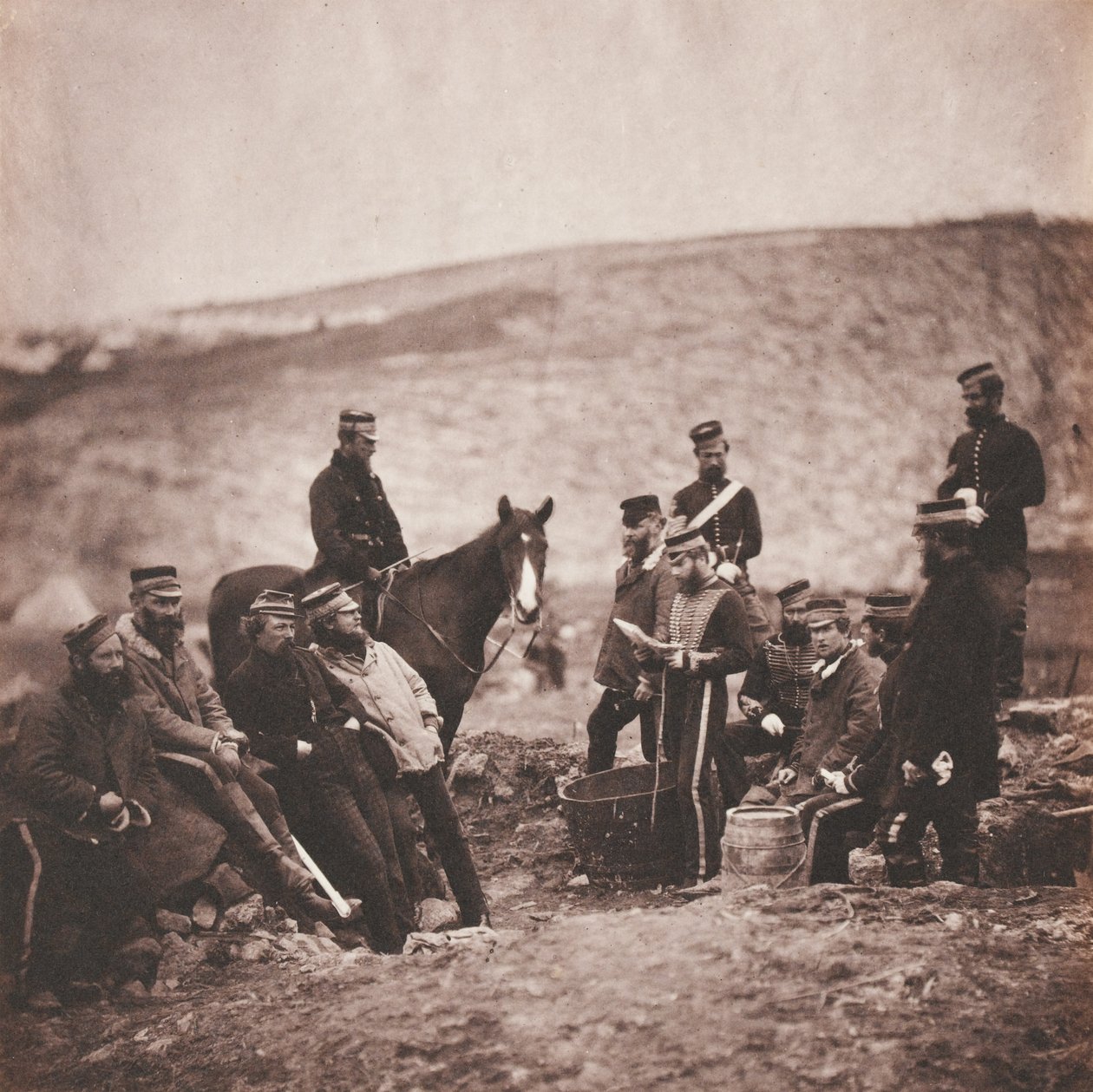 Subaylar ve Adamlar of the 8 (Kral Kraliyet İrlandalı) Light Dragoons (Hussars), 1855 Kırım Savaşı ile ilgili 52 fotoğraftan oluşan bir albümden by Roger Fenton