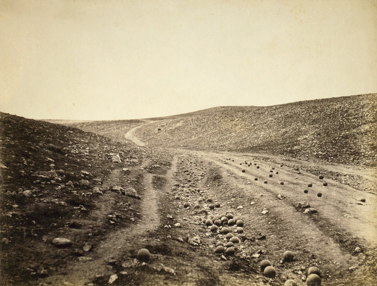 Ölüm Vadisi, Hafif Tugay Hücumundan Sonra, 1855 (sepya fotoğrafı) by Roger Fenton