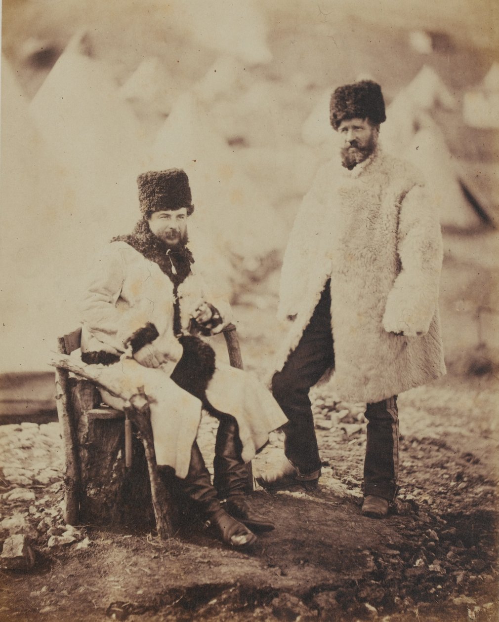 Kaptan Brown 4. (Kraliçenin Kendi) Hafif Ejderhalar Alayı ve Kışlık Elbiseli Hizmetkar, Kırım Savaşı ile ilgili 52 fotoğraftan oluşan bir albümden, 1855 by Roger Fenton