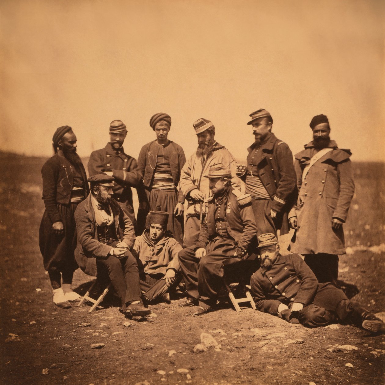 Fransız General Cisse ve Subaylar ve Askerler Grubu, Çeşitli Üniforma Stillerinde Portre; a Zouave Solda Duruyor, Kırım Savaşı, Kırım, Ukrayna by Roger Fenton