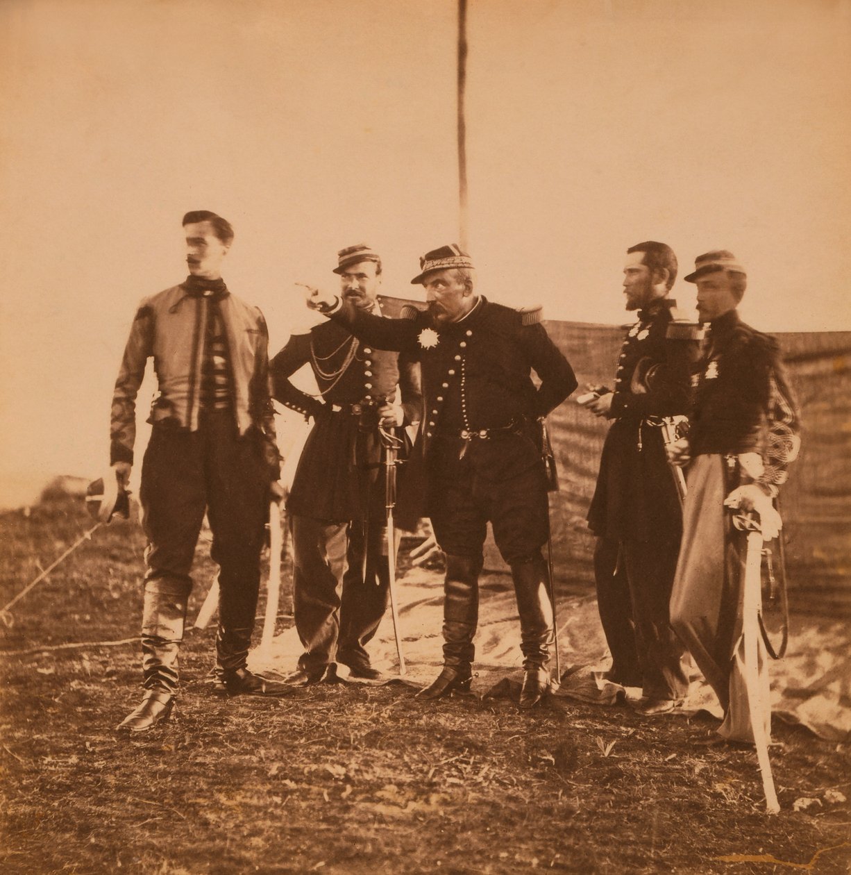 Fransız General Pierre Bosquet kurmaylarına emir veriyor, Kırım Savaşı, Kırım, Ukrayna by Roger Fenton