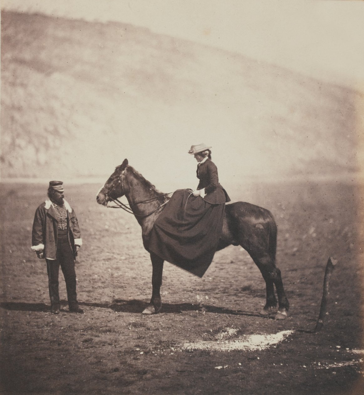 Henry Duberly Esq, Paymaster 8. (Kralın İrlanda Kraliyeti) Hafif Ejderhaları (Hussars) ve Bayan Duberly, bir ata binmiş, 1855 Kırım Savaşı ile ilgili 52 fotoğraftan oluşan bir albümden by Roger Fenton