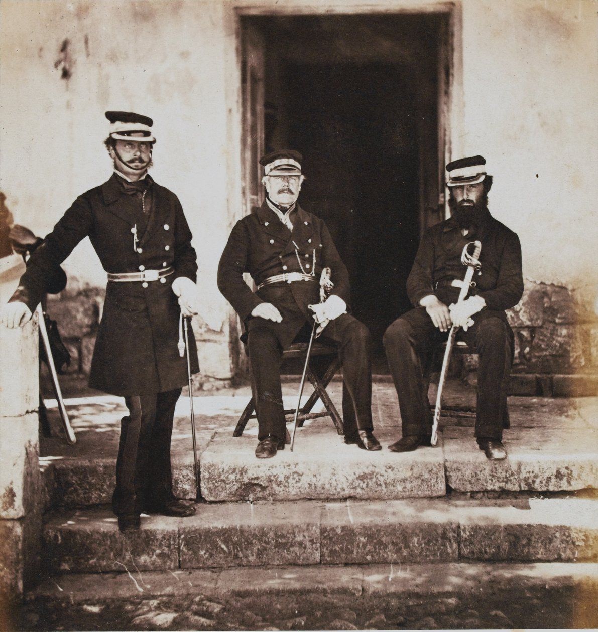 Tümgeneral Henry Frederik Lockyer ve kurmaylarından ikisi, 1855 Kırım Savaşı ile ilgili 52 fotoğraftan oluşan bir albümden by Roger Fenton