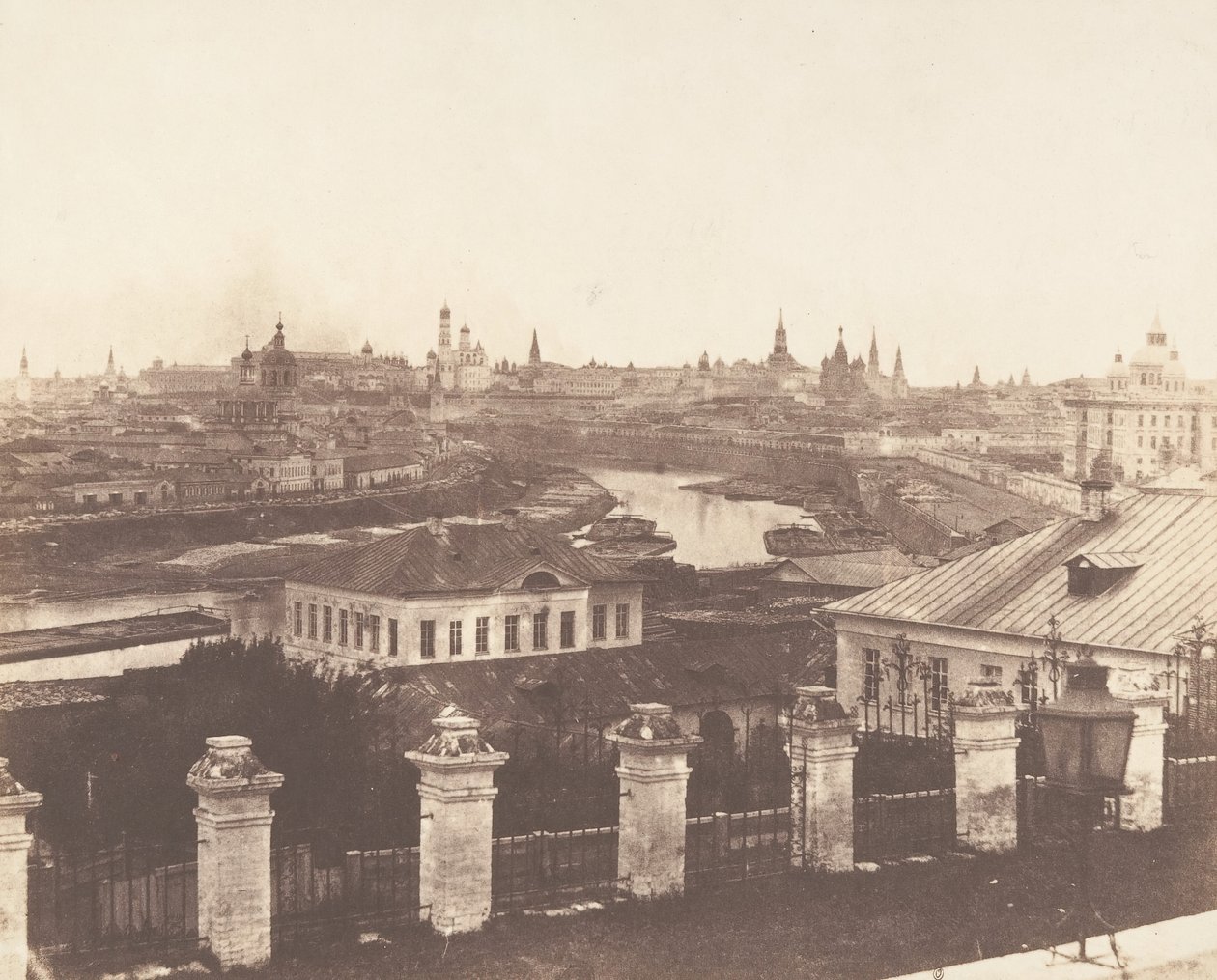 Moskova, Uzakta Kremlin, 1852. by Roger Fenton