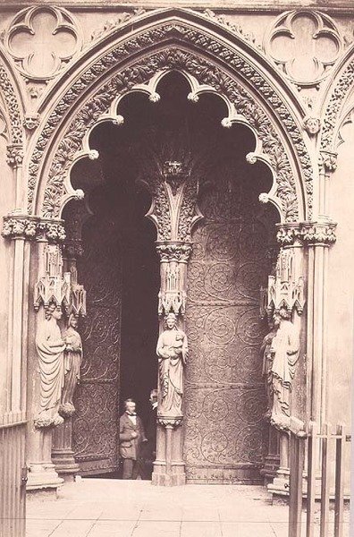 The West Porch, Lichfield Katedrali, 1858 dolayları (sepya fotoğrafı) by Roger Fenton