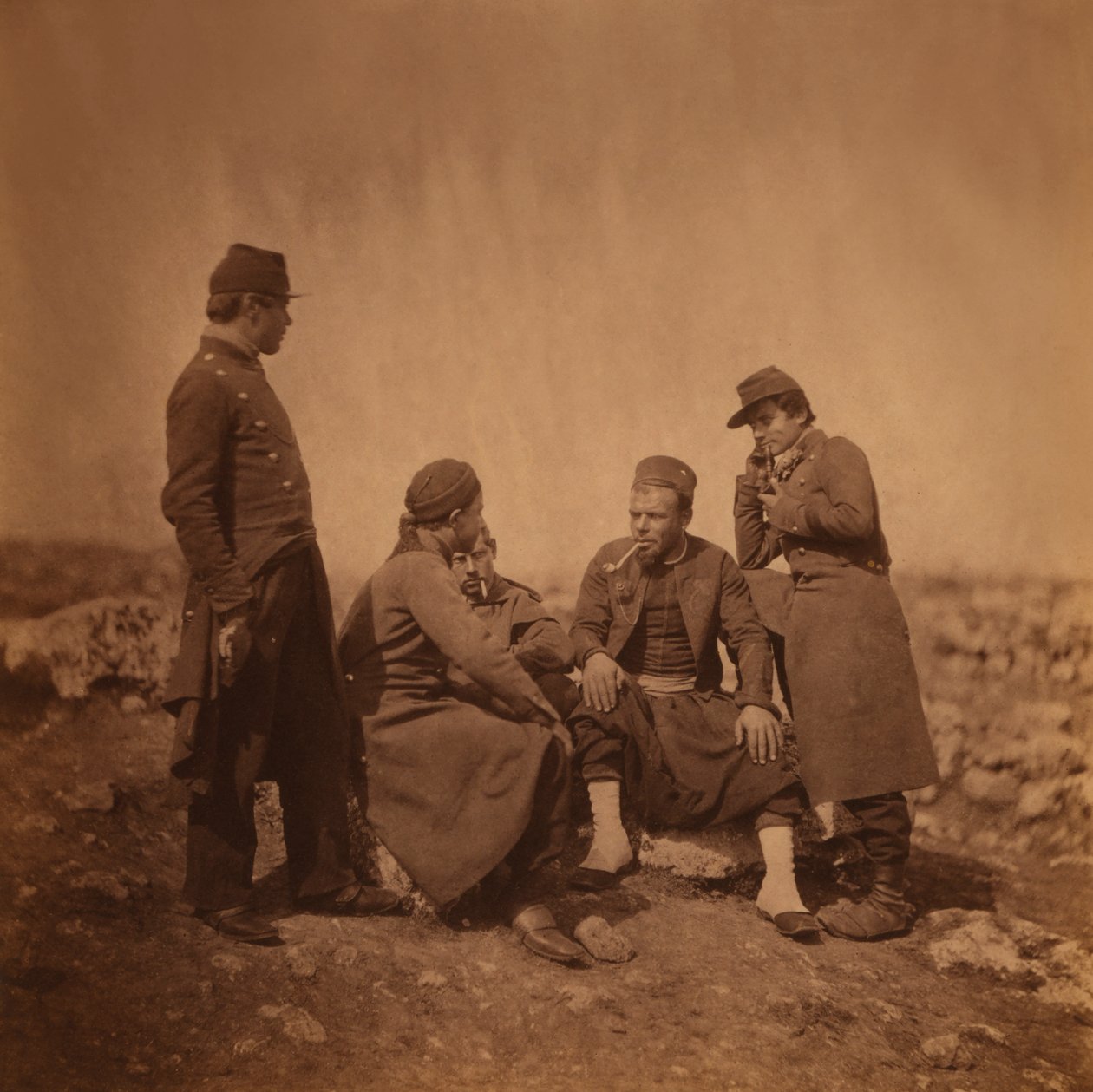 Oturan ve Sigara İçen Üç Zouave Askerinin Yanında Duran İki Fransız Askeri, Kırım Savaşı, Kırım, Ukrayna by Roger Fenton