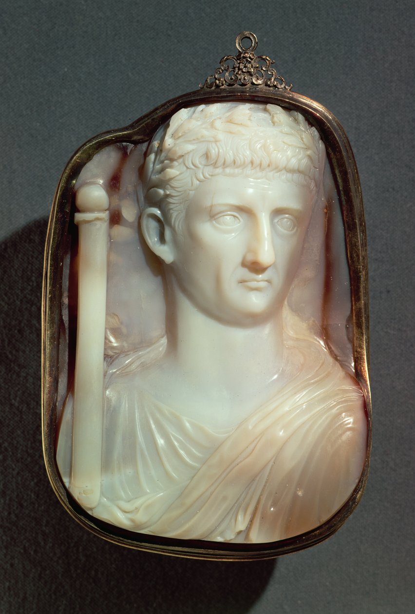 Yüksek kabartmada (akik) İmparator Claudius