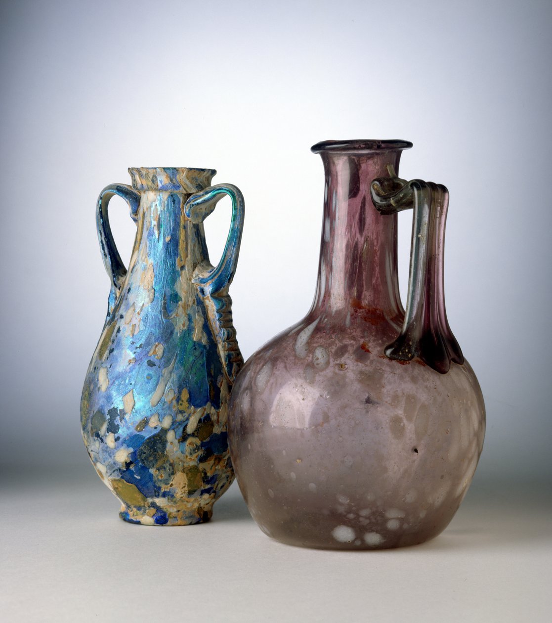 Her ikisi de 'sıçrama' ile süslenmiş bir amfora ve bir şişe, MS 1. yüzyılın 2. yarısı (cam) by Roman