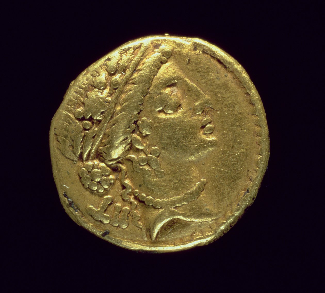 Aureus (ön yüz) Julius Caesar (MÖ 110-44) tarafından meşe çelengi ve diadem (altın) takan bir kadın başını betimliyor. by Roman