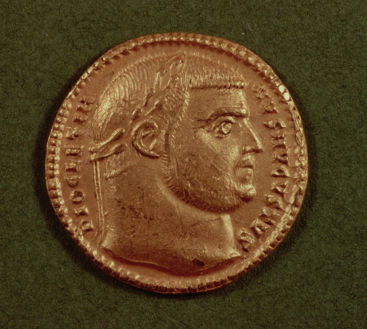 Bir defne çelengi giyen Diocletianus