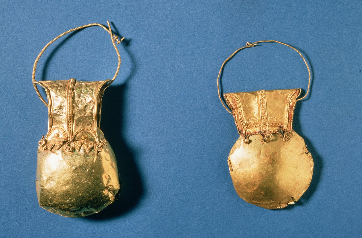 Bulla, özgür doğmuş Romalı çocukların olgunluğa erişene kadar giydiği muska, Herculaneum, Roma, 1. yüzyıl (altın) by Roman