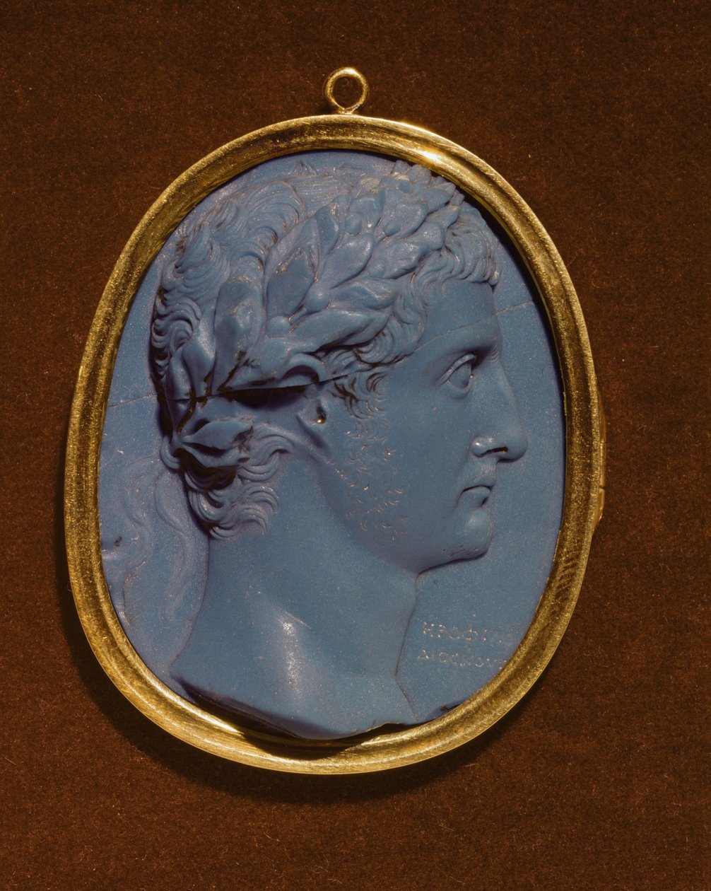 Tiberius (Claudius Nero) (42BC-37AD) profilini taşıyan Cameo (cam ve altın) by Roman