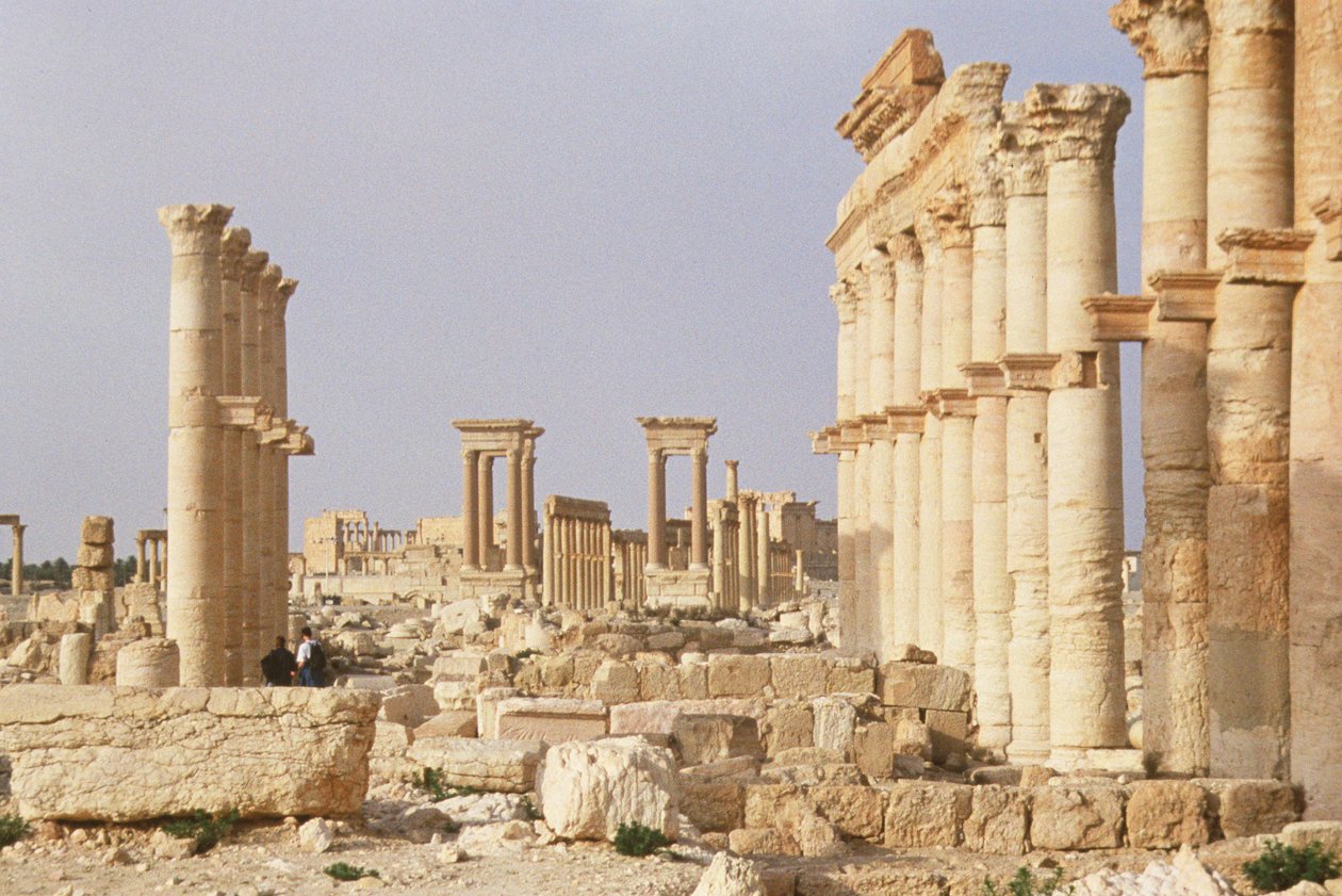 2. yüzyılın sonlarında ve 3. yüzyılın başlarında inşa edilen Bel Tapınağı'na giden sütunlu cadde by Roman