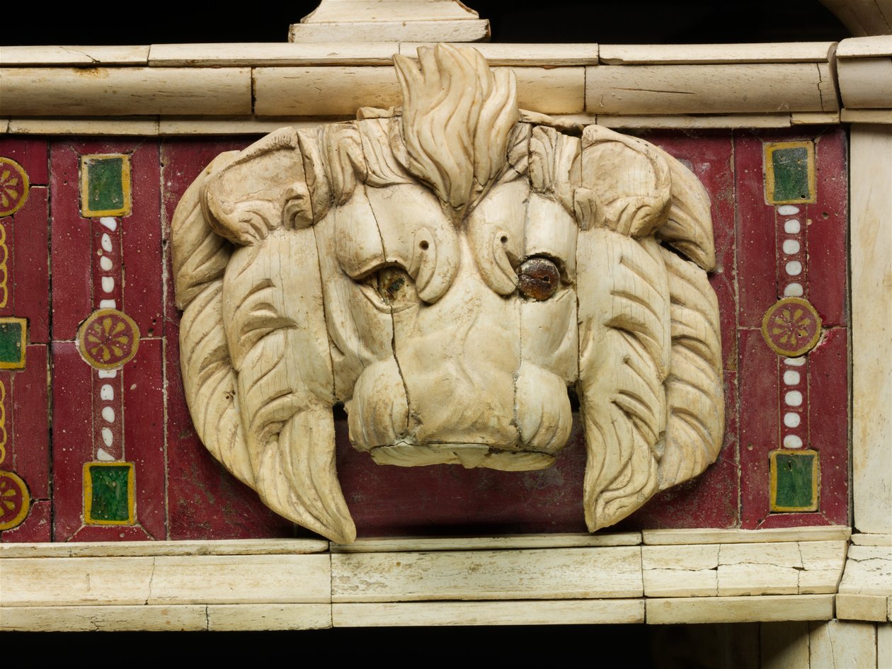 Aslan başı kemik oymalı kanepe detayı ve cam işlemeli gözler, MS 100 civarı (ahşap, kemik ve cam) by Roman