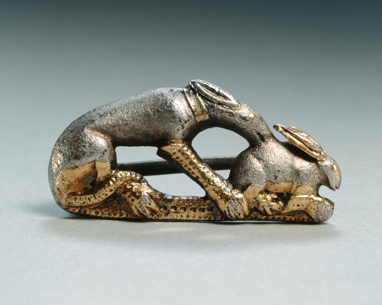 Tavşanı yakalayan köpeğin fibula (gümüş ve yaldızlı) by Roman