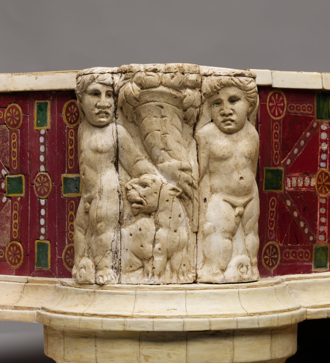 Aşk tanrısı, leopar ve bereket kemik oymalı ayak taburesi detayı, MS 100 civarı (ahşap, kemik ve cam) by Roman