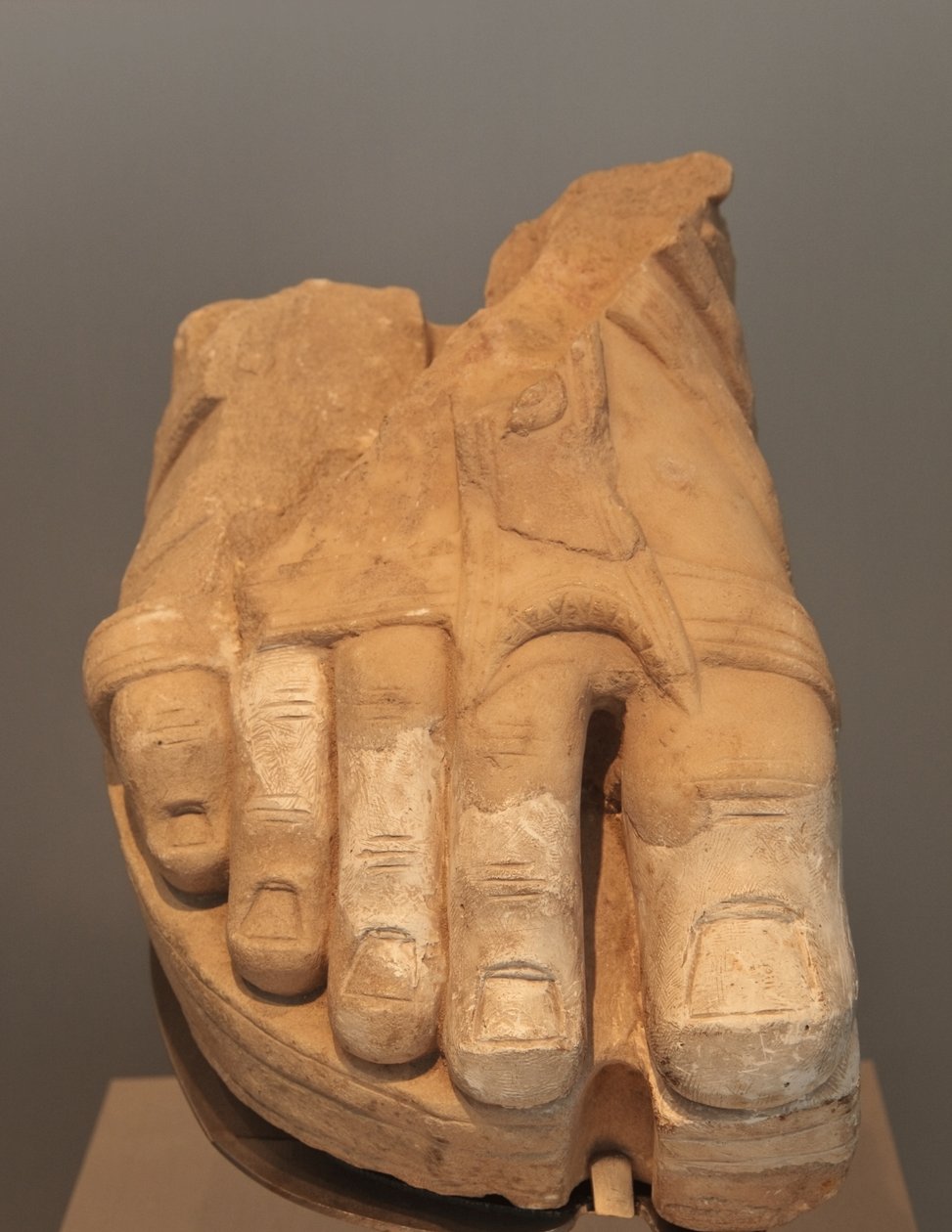 Devasa bir heykelden ayak parçası, MS 1.-2. yy (mermer) by Roman