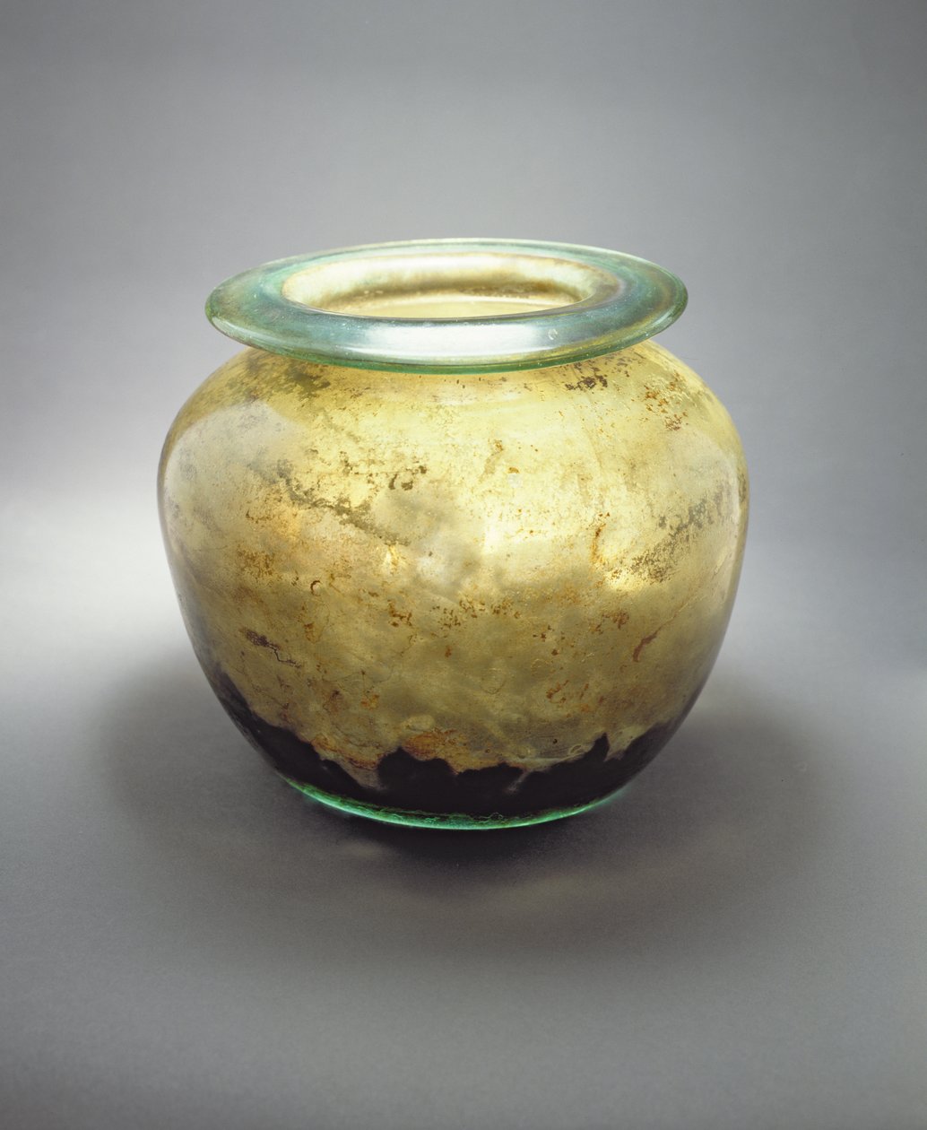 Serbest üflemeli cam kavanoz, içinde kemikler ve küller, Roma, MS 50-150 dolayları (cam) by Roman