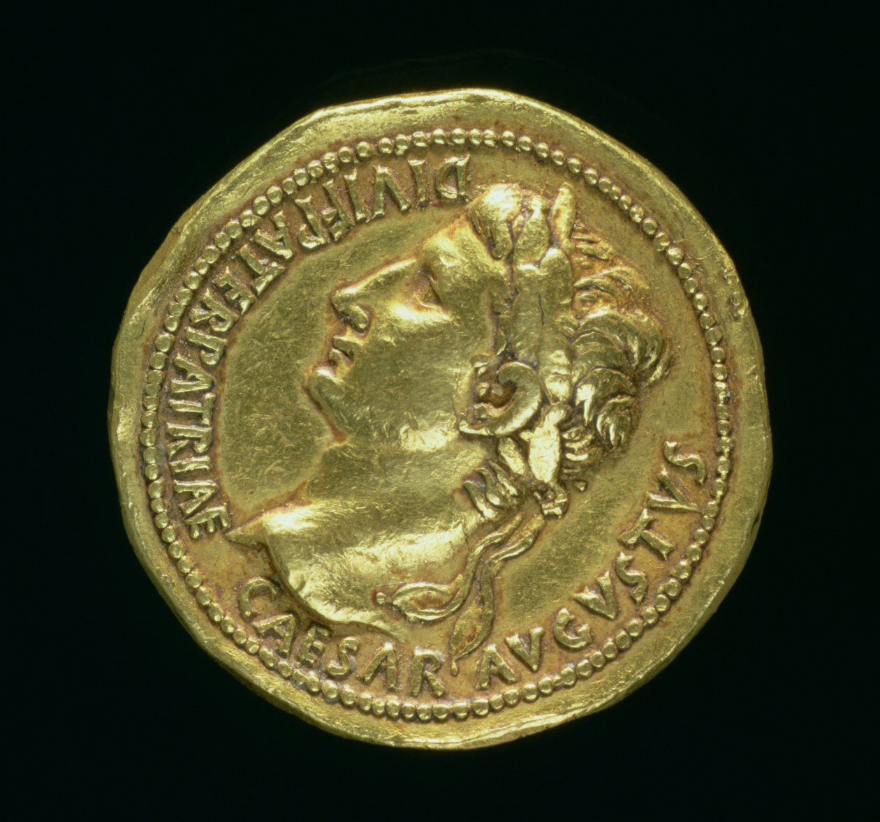 Bir defne çelengi takan İmparator Augustus