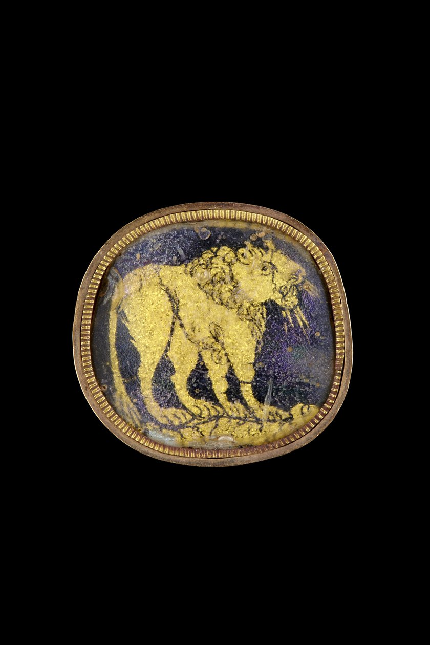 Düzensiz zeminde duran aslanlı madalyon, MS 3-4. yy (altın, cam ve bakır alaşımı) by Roman