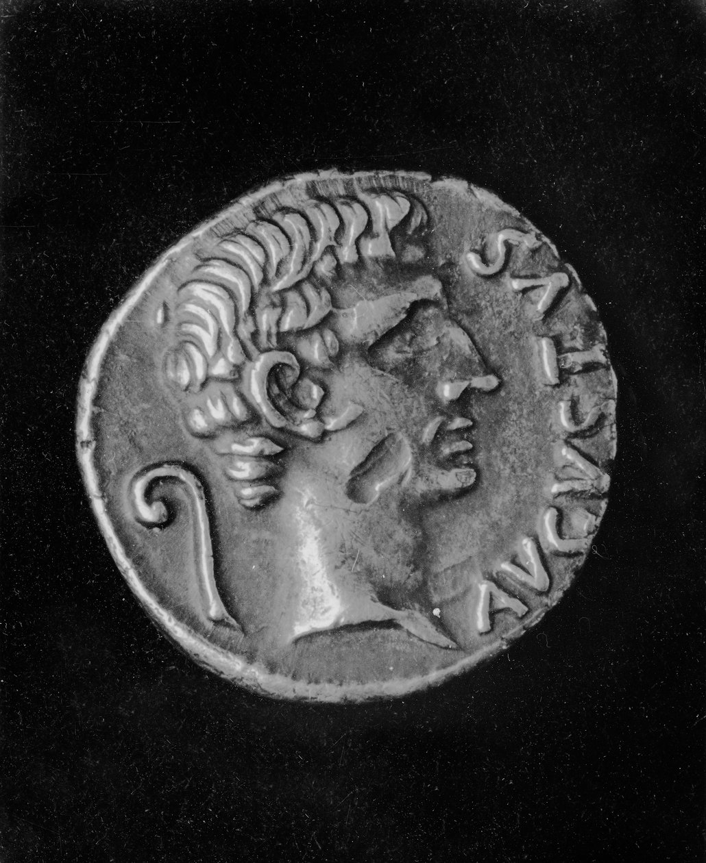 İmparator Augustus'un portresi (63BC-14AD), Augustus'un kızı Julia'nın (39BC-14AD) bir madalyonun arka yüzünde (metal) by Roman