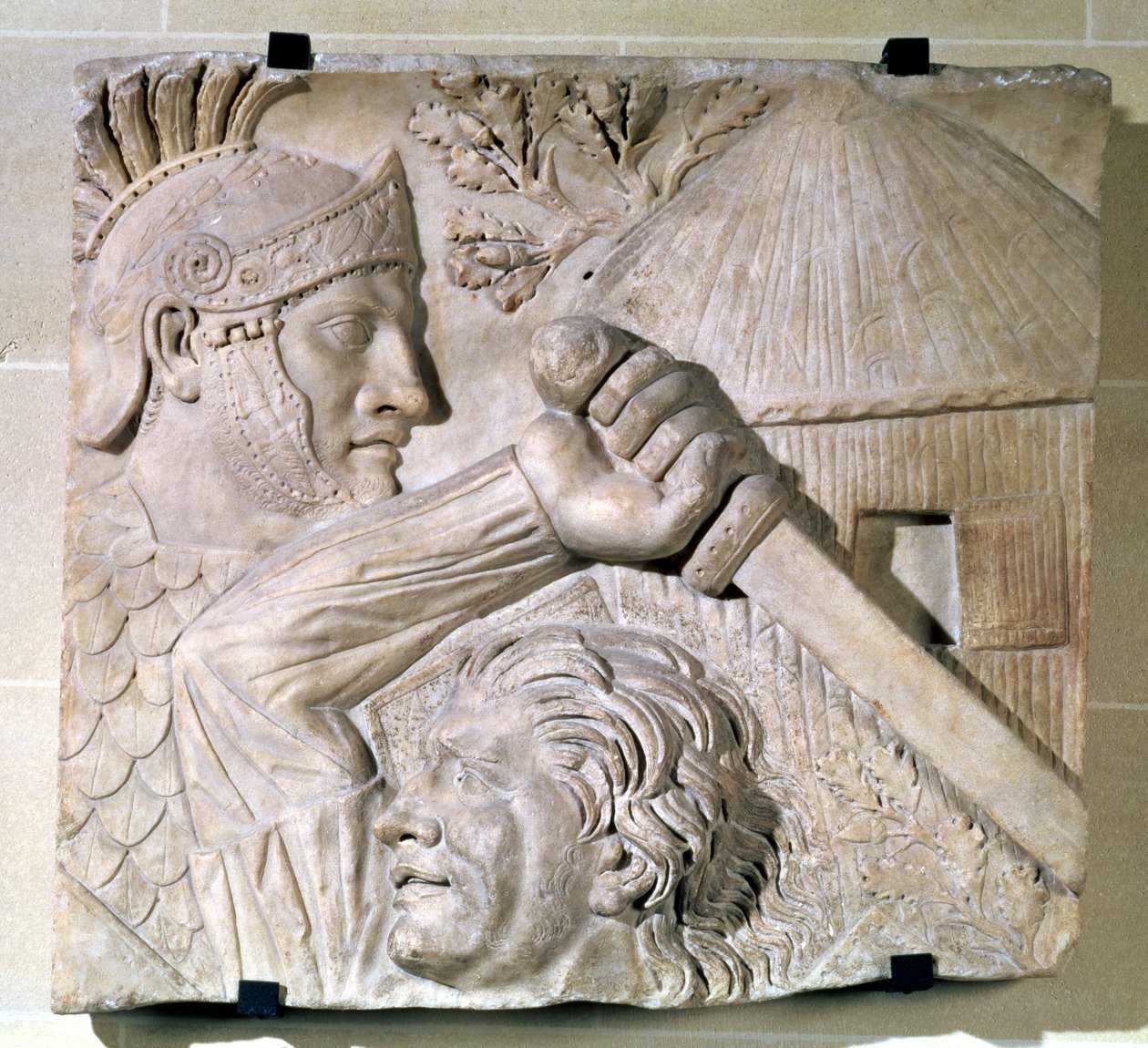 Romalı bir lejyonerle savaşan bir Barbarı betimleyen kabartma by Roman