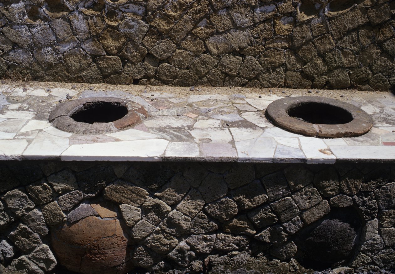 Tezgaha yerleştirilmiş kaselerle bir termopoliumun (atıştırmalık barı) restore edilmiş kalıntıları by Roman