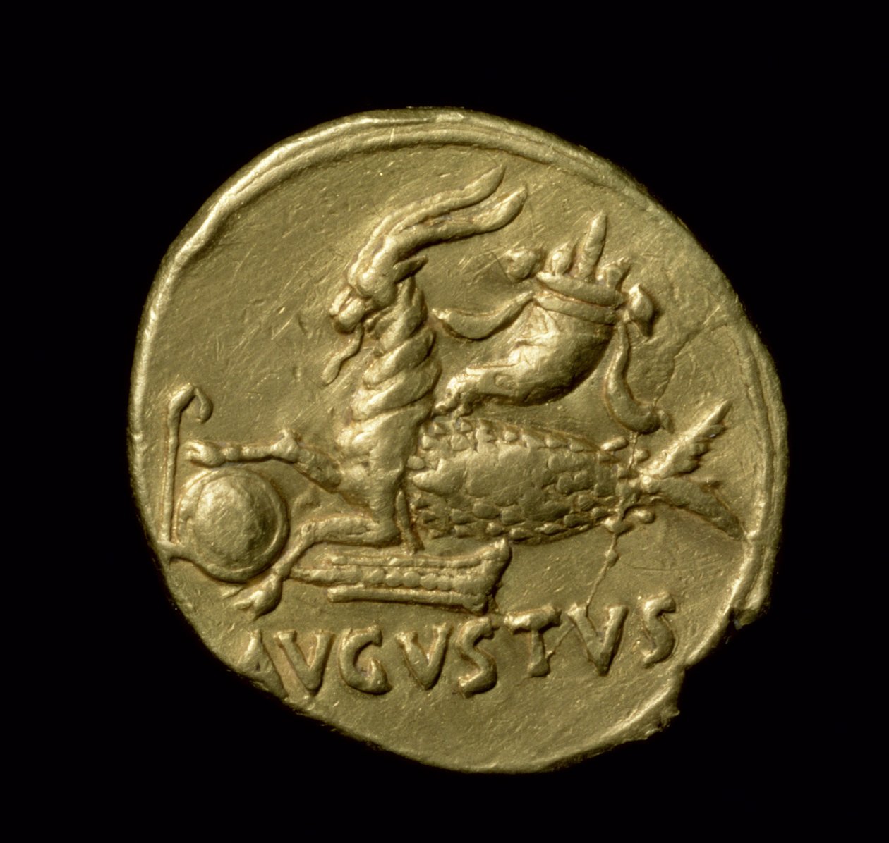 Balık kuyruklu bir keçi ve Augustus adını gösteren bir aureus madalyonun arka yüzü, c. 18-16 MÖ (altın) by Roman