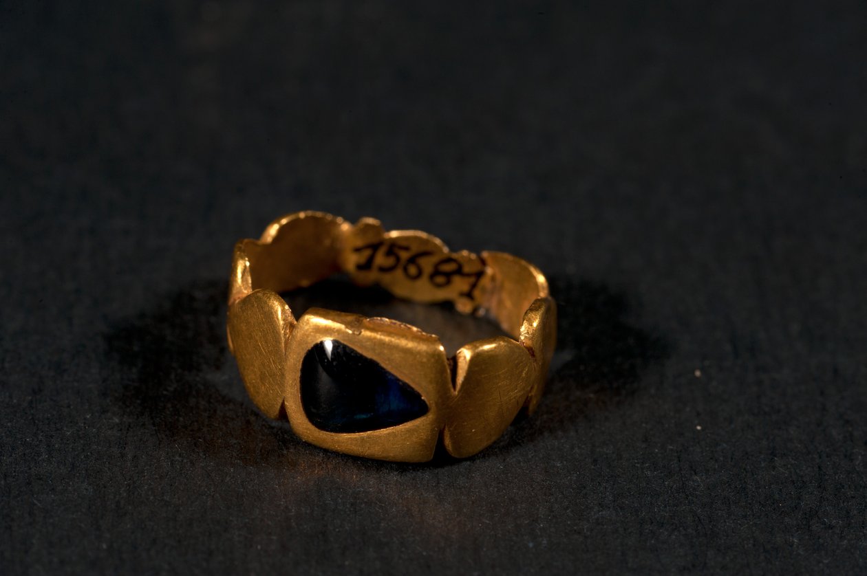 Yüzük (altın ve safir) by Roman