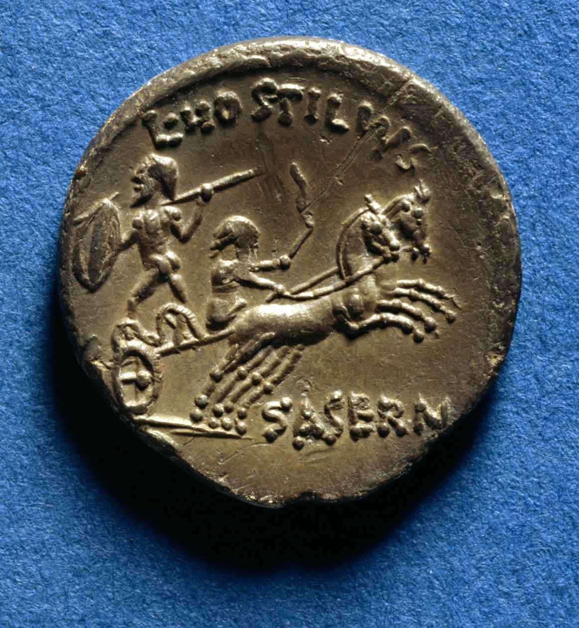 Bir savaş arabası sürücüsü ve bir Kelt savaş arabasına binen soylu bir savaşçı ile süslenmiş Roma dinarı, MÖ 48 dolayları (altın) by Roman