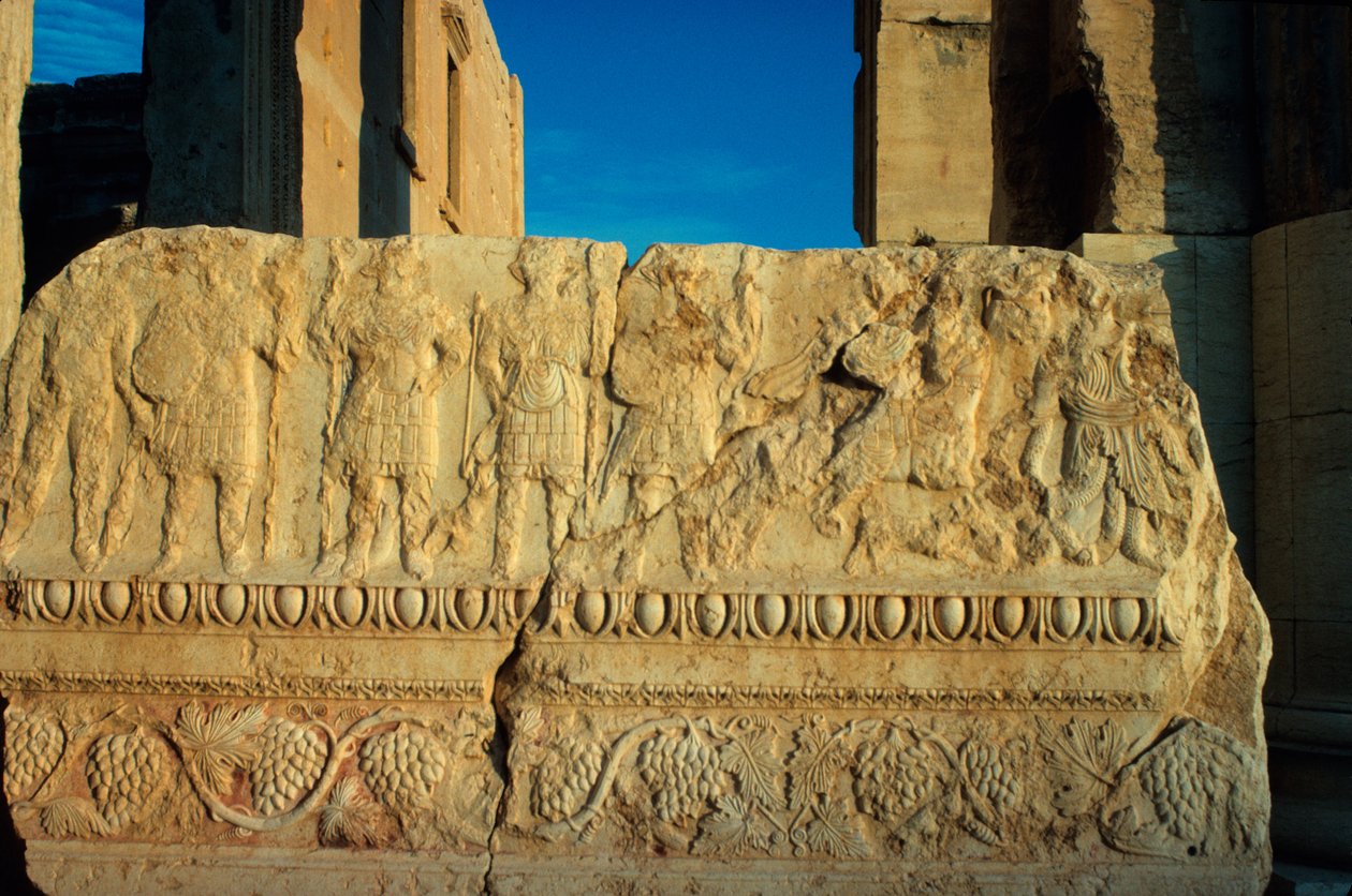 Alçak kabartma olarak oyulmuş askeri figürlü lahit paneli by Roman