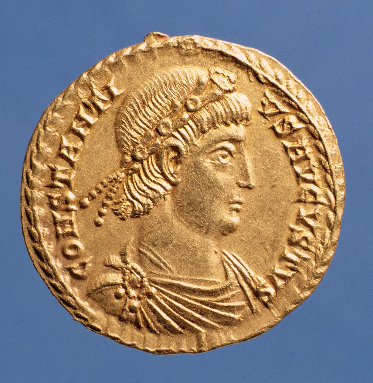 Constantinius II'nin (337-361) Solidus (ön yüz) bol dökümlü, mücevherli bir taç takıyor. Yazıt: CONSTANTIVS AVGVSTVS (altın) by Roman