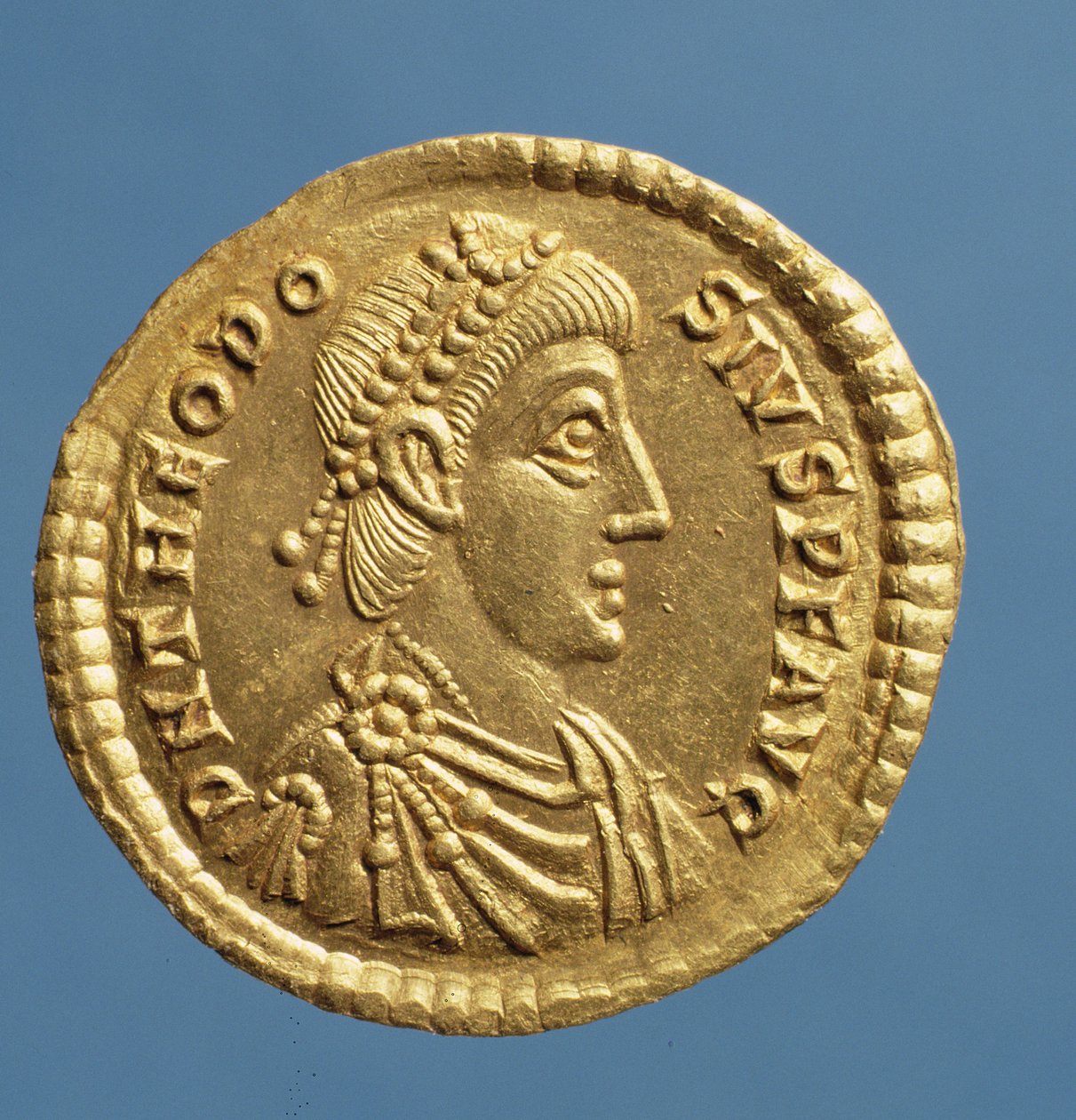 Büyük Theodosius'un (379-395) Solidus (ön yüz) bol dökümlü, diadem takmış, kesik kesik. Yazıt: DN THEODOSIVS PF AVG (altın) by Roman