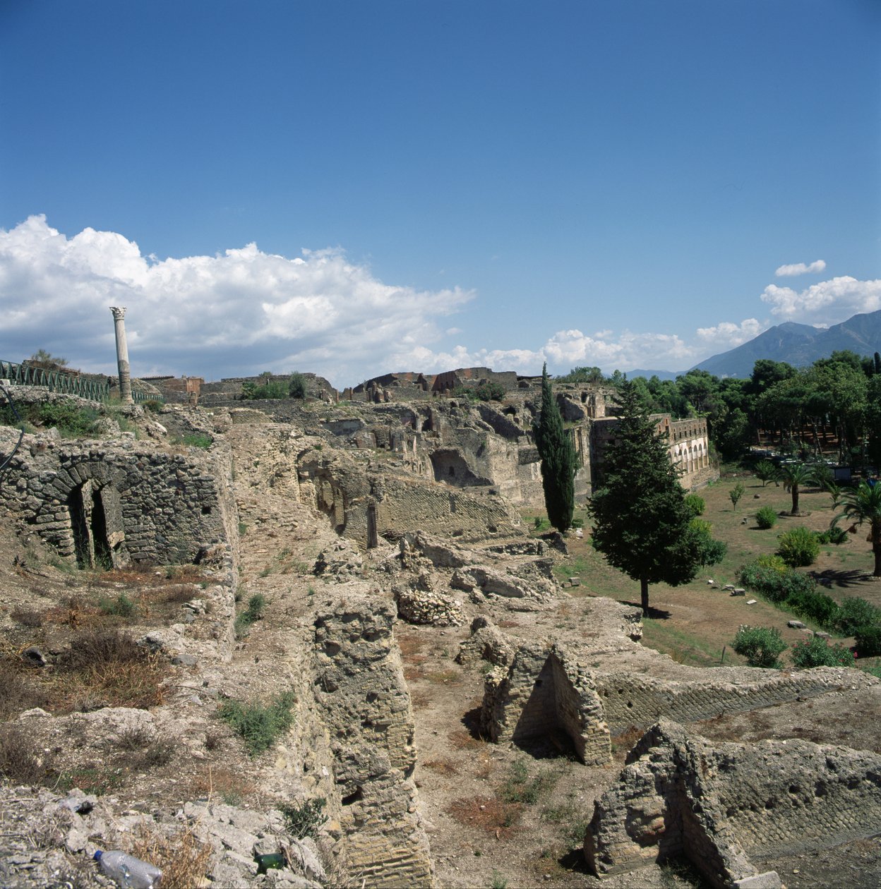 Yıkılmış şehrin görünümü by Roman