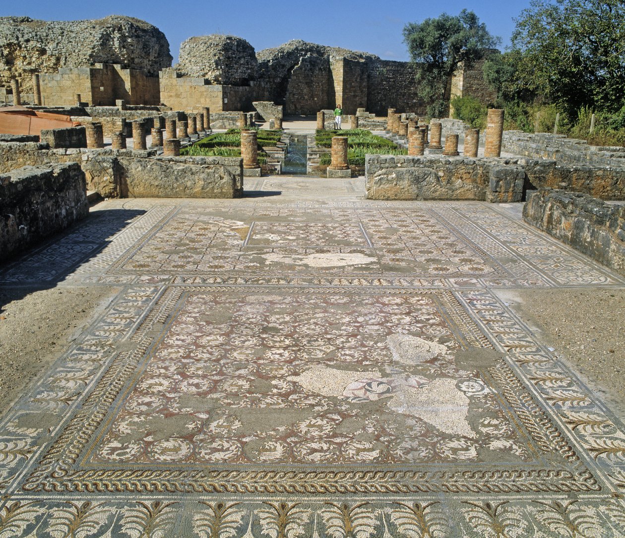 Kalıntıların ve mozaik zeminin görünümü by Roman