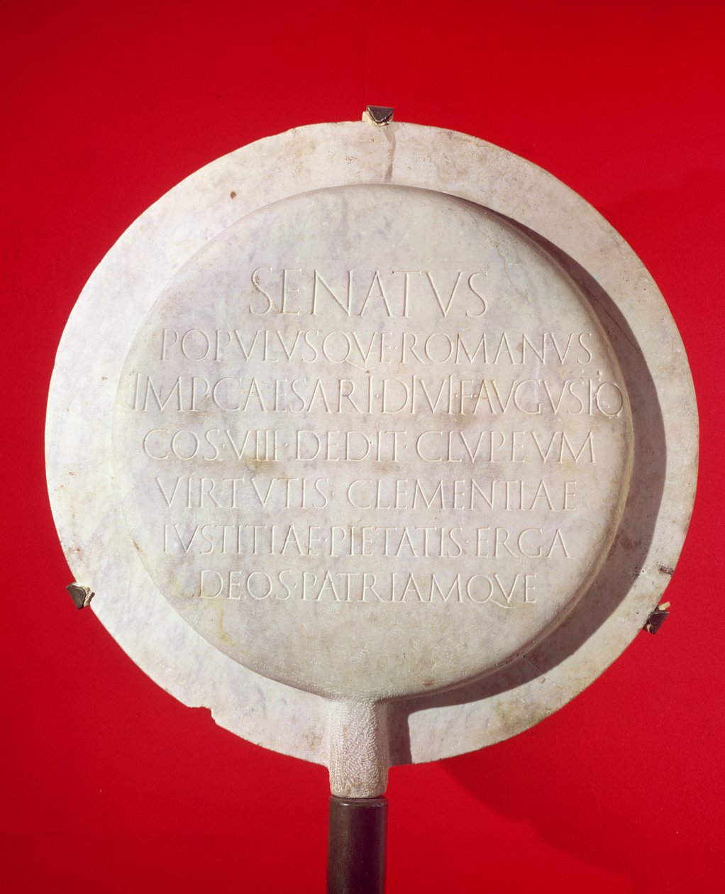 Augustus onuruna adak kalkanı (MÖ 63-14) MÖ 26 (mermer) by Roman