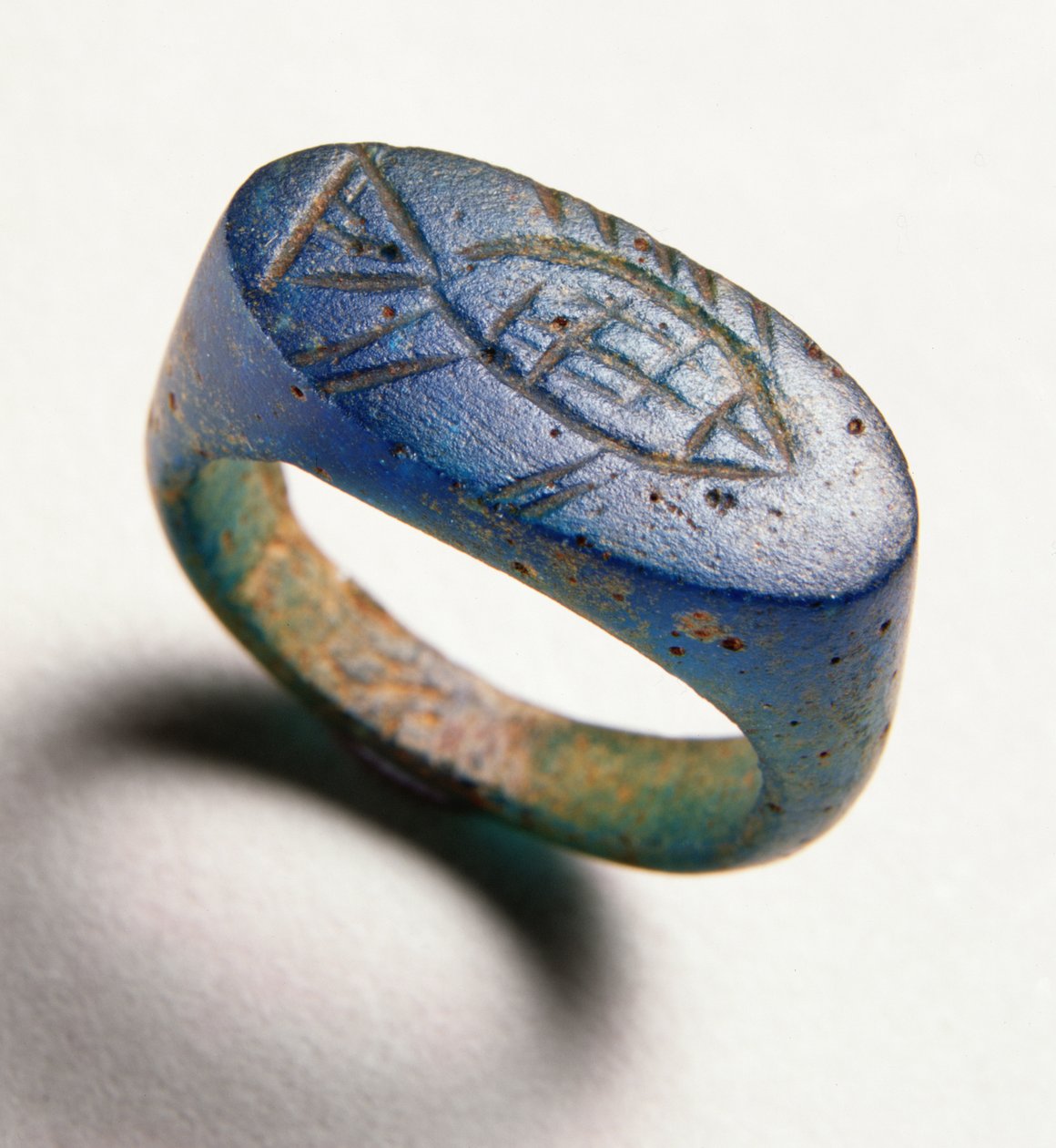 Balık işlemeli parmak yüzük (mavi cam) by Roman Period Egyptian