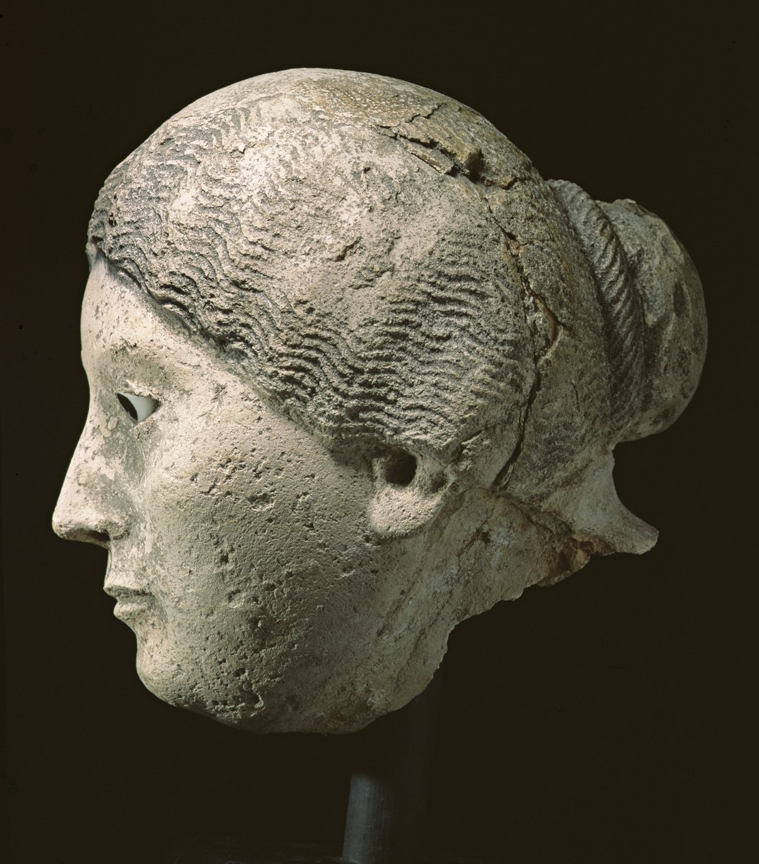 Bir kadının başının yandan görünüşü, MS 2. veya 3. yüzyıl (alçı) (ayrıca bkz. 270971-972, 270974) by Roman Period Egyptian