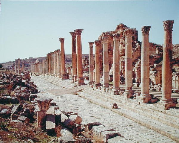 Aslen MÖ 39-76 yılları arasında inşa edilen Sütunlar Sokağı