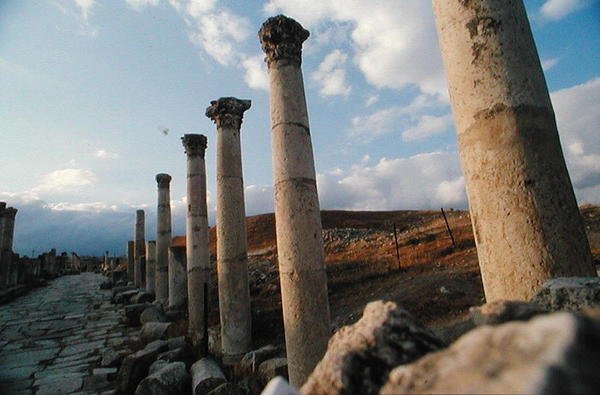 Aslen MÖ 39-76 yılları arasında inşa edilen Sütunlar Sokağı