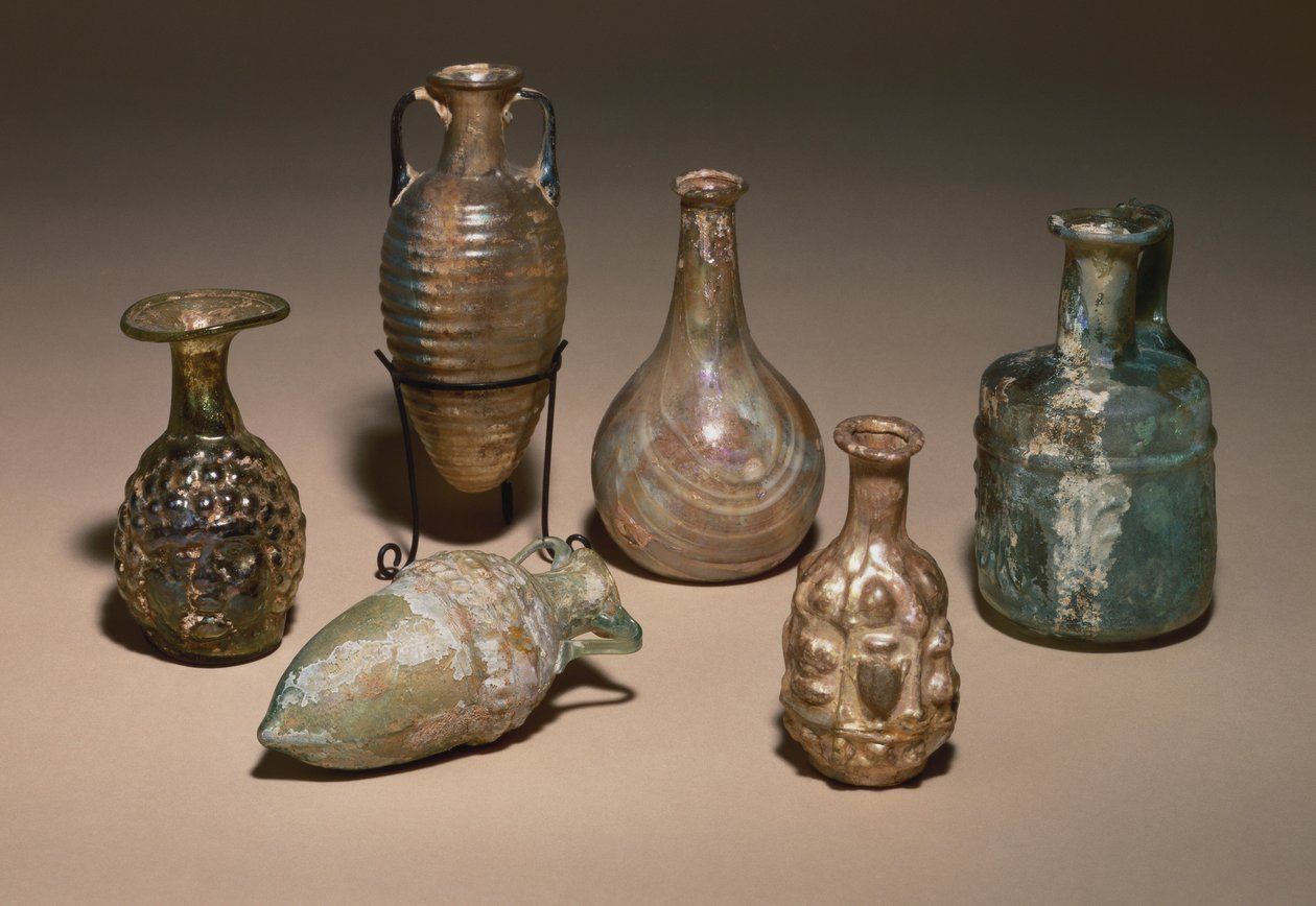 Bir grup hassas Roma üflemeli ve kalıp üflemeli cam kozmetik şişeleri, MS 1. yüzyıl by Roman