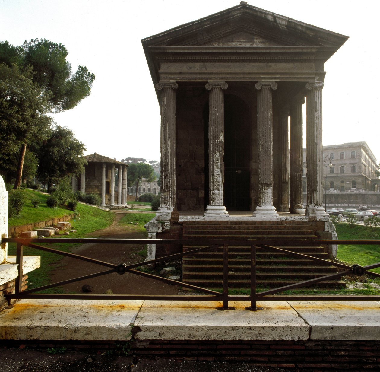 Antik Roma: Gerçeğin ağzının (Bocca della verita) MÖ 2.-1.yy. yakınında Tempio di Portuno'nun (Portunus Tapınağı veya erkekçe servet tapınağı) görünümü. Roma by Roman