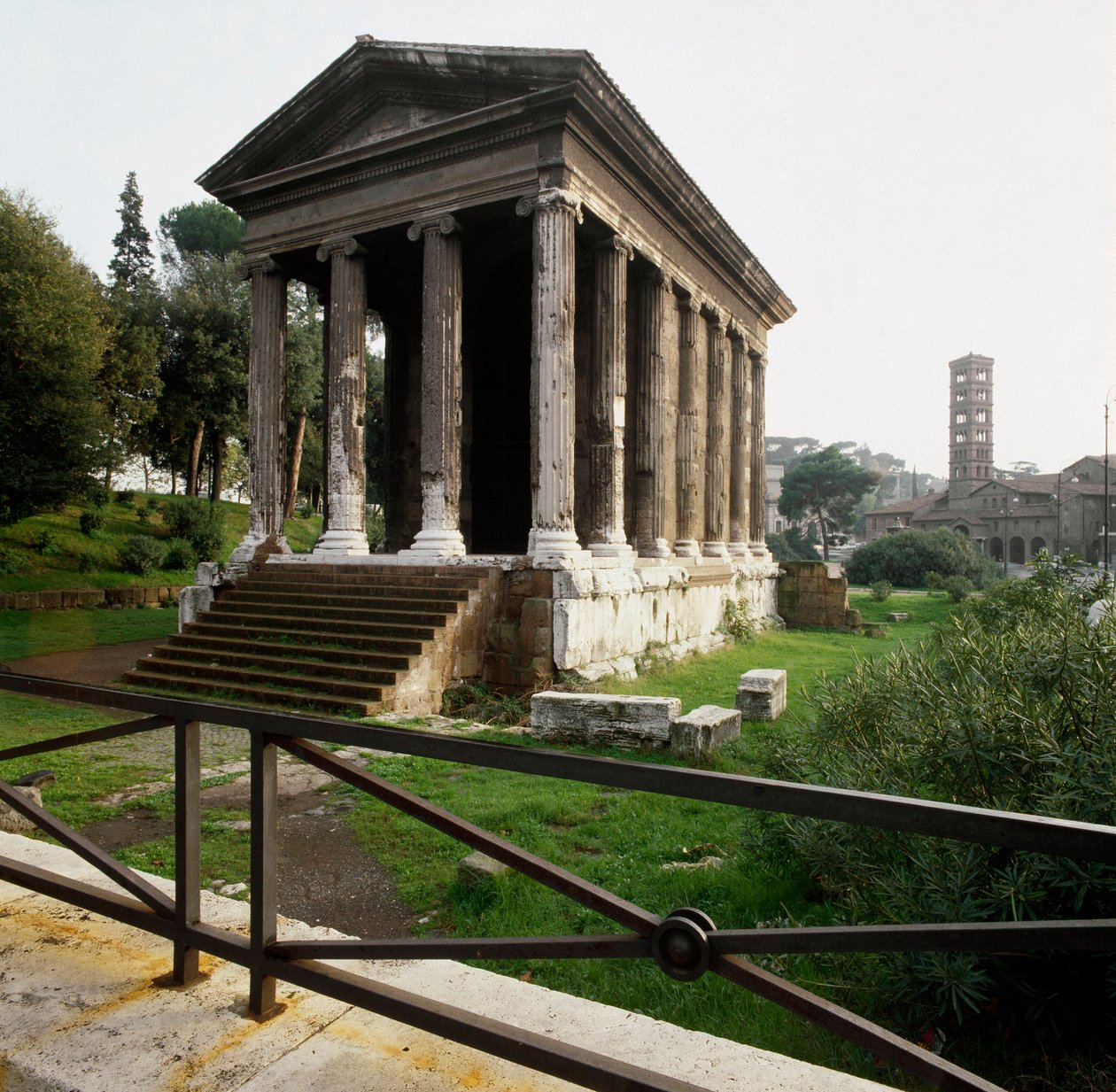 Antik Roma: Gerçeğin ağzının (Bocca della verita) MÖ 2.-1.yy. yakınında Tempio di Portuno'nun (Portunus Tapınağı veya erkekçe servet tapınağı) görünümü. Roma by Roman