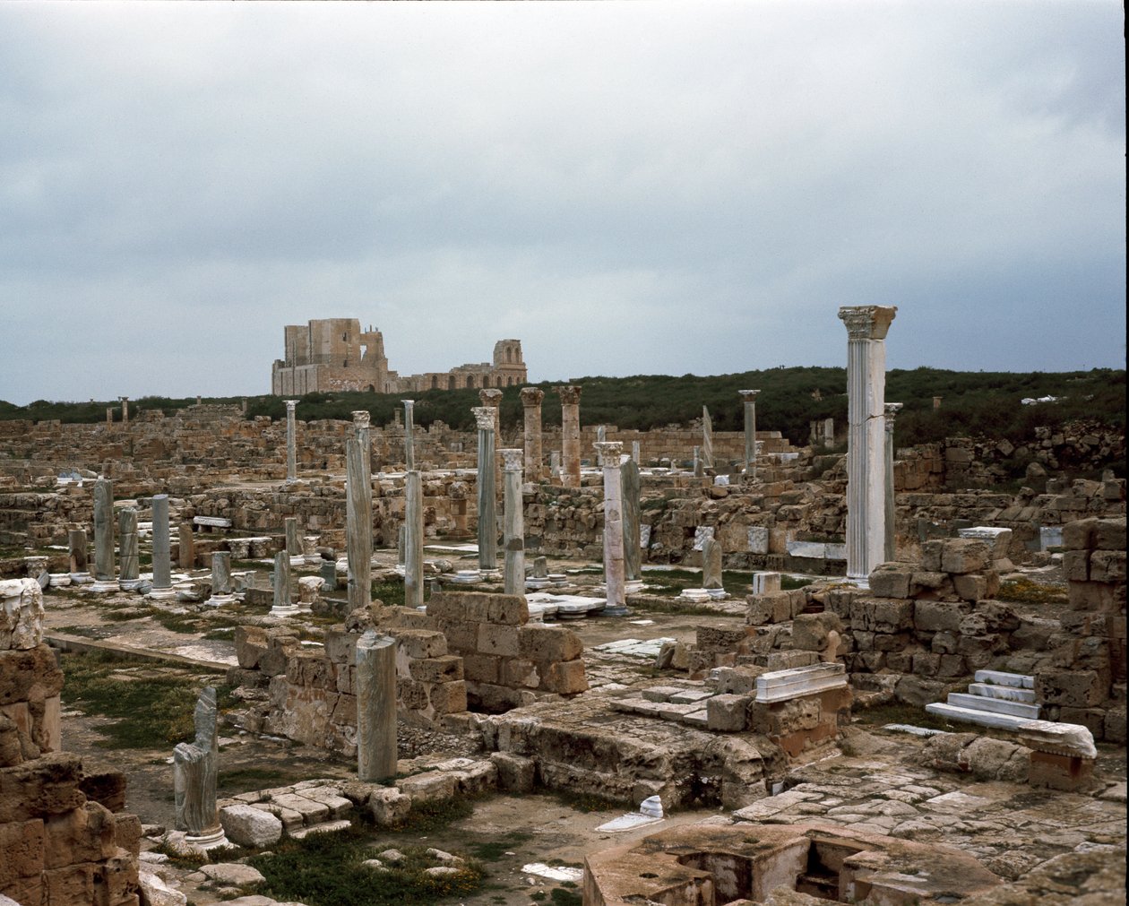 Arkeolojik alan ve Roma tiyatrosu, 2.-3. yüzyıl by Roman