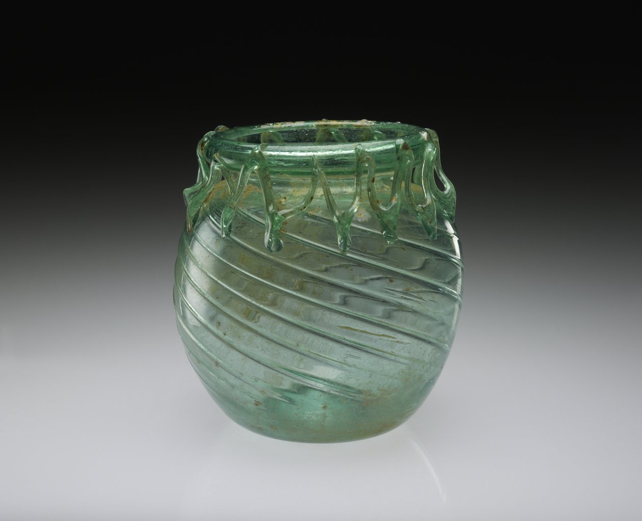 Fonksiyonel ve Dekoratif Sürgülü Üflemeli Cam Kavanoz, AD 301-400 (üfleme cam) by Roman